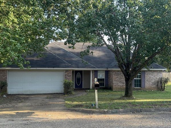 14 Fawn Grove, Jackson, MS 39212