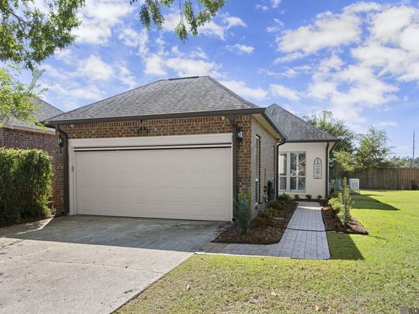 5380 Courtyard Dr, Gonzales, LA 70737