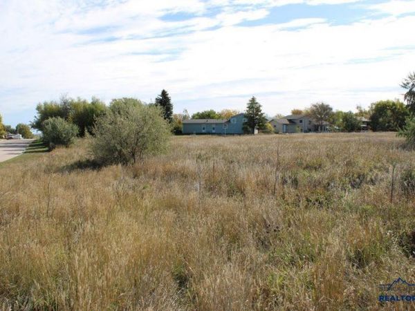 815 W COUNTRY RD, Rapid City, SD 57701