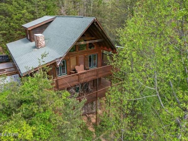 1979 E Mountain View Way, Pigeon Forge, TN 37876