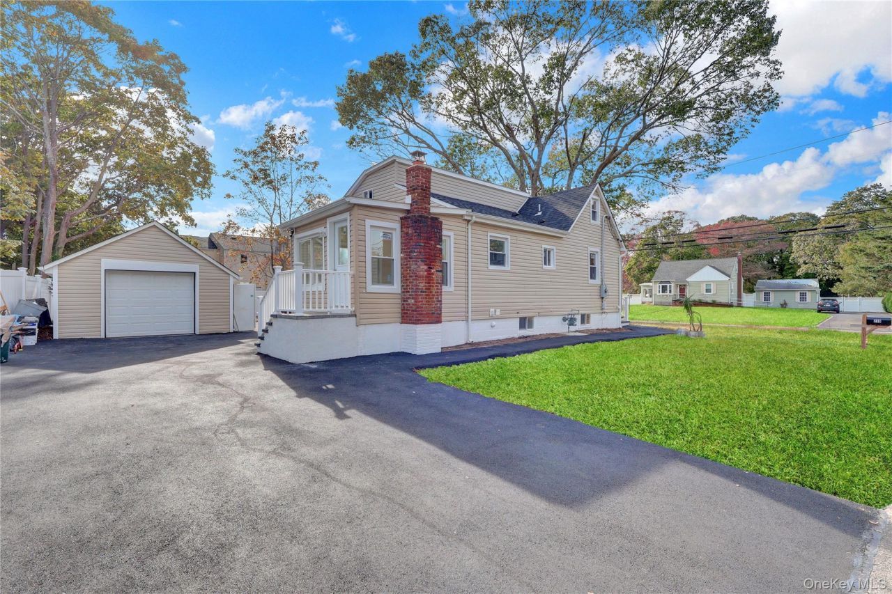 239 Bayview Avenue, East Patchogue, NY 11772 Main Photo