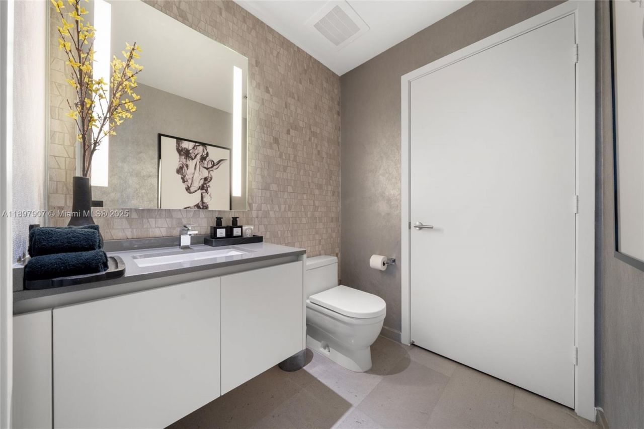 88 SW 7th St, Unit 3910, Miami, FL 33130 Photo