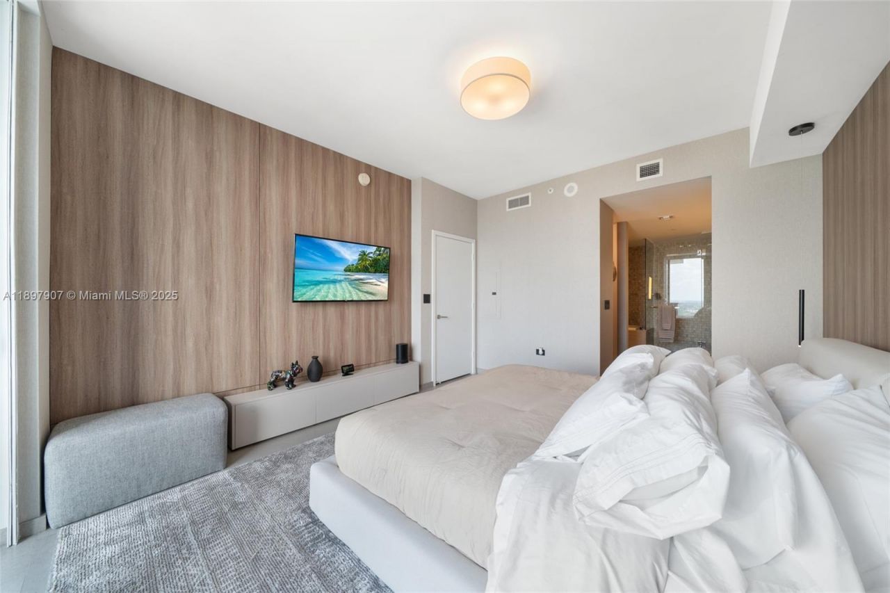 88 SW 7th St, Unit 3910, Miami, FL 33130 Photo