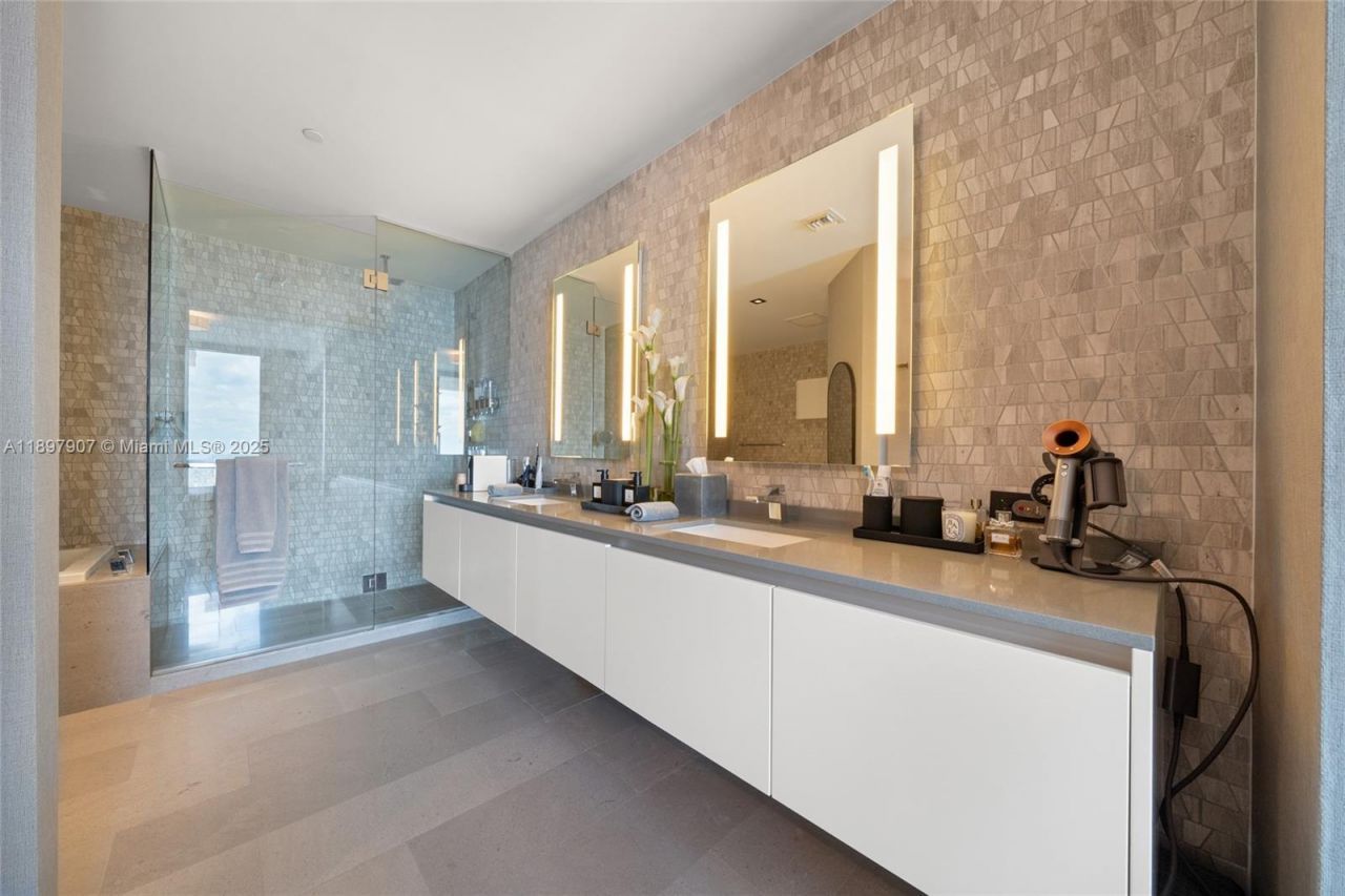 88 SW 7th St, Unit 3910, Miami, FL 33130 Photo