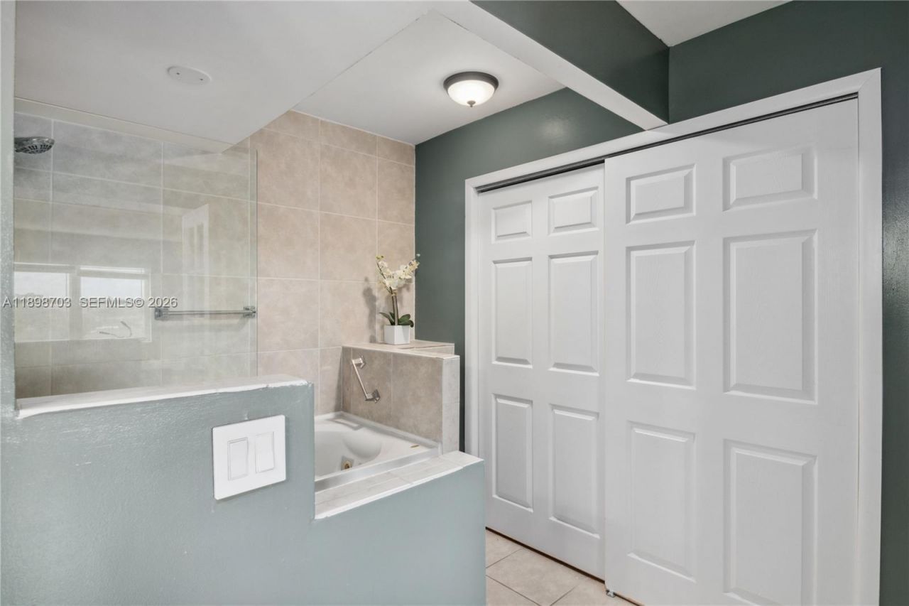 401 Golden Isles Dr, Unit 1012, Hallandale Beach, FL 33009 Photo