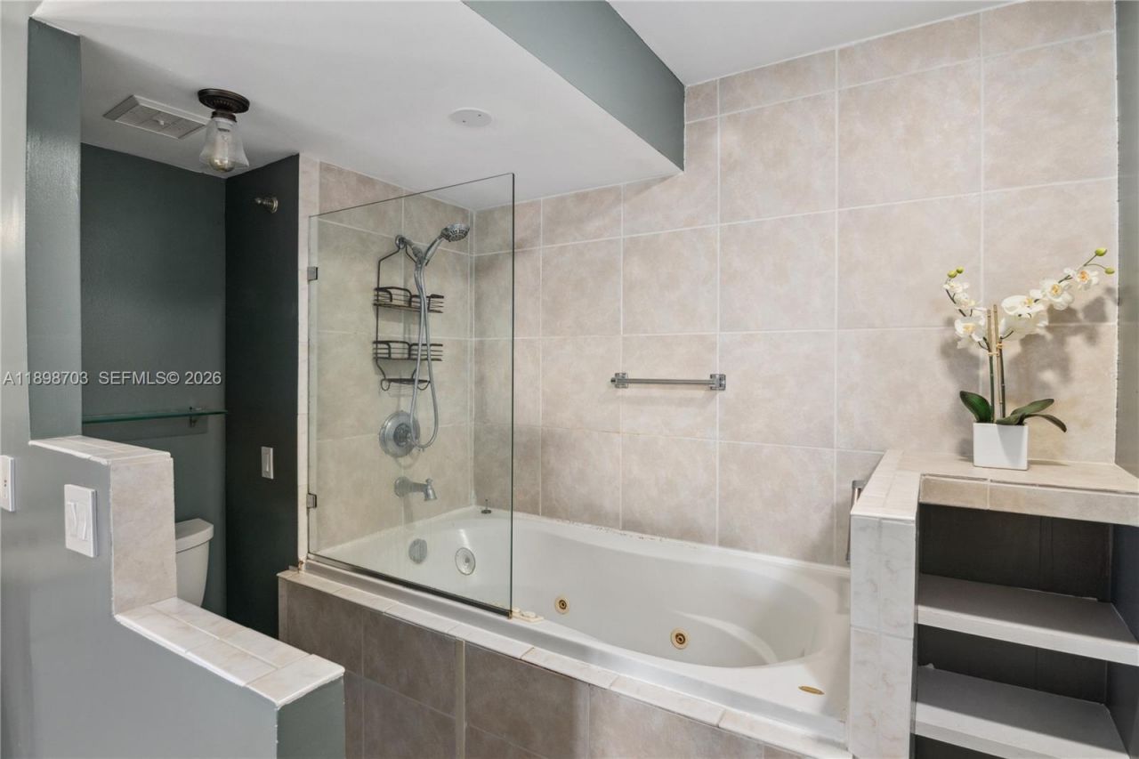 401 Golden Isles Dr, Unit 1012, Hallandale Beach, FL 33009 Photo