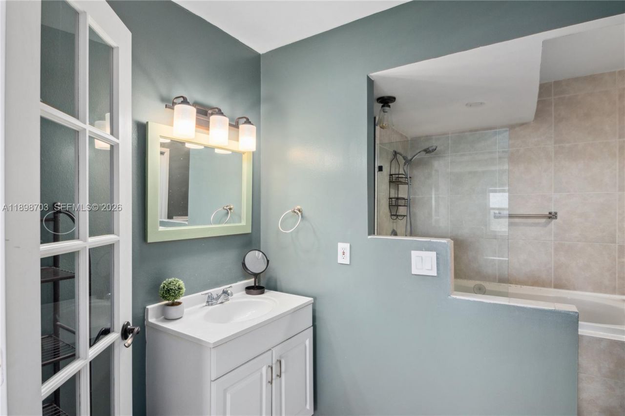 401 Golden Isles Dr, Unit 1012, Hallandale Beach, FL 33009 Photo