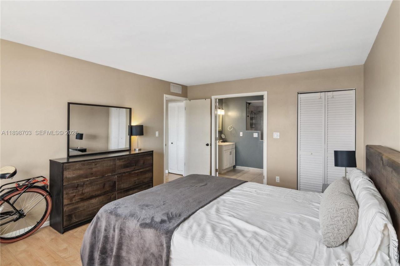 401 Golden Isles Dr, Unit 1012, Hallandale Beach, FL 33009 Photo