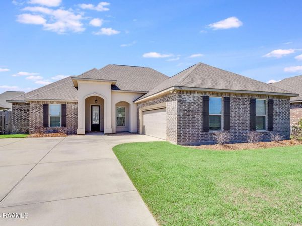 221 Finnegan Way, Youngsville, LA 70592