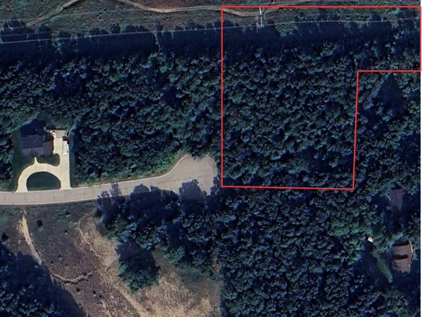 23 Grand Summit Drive, Fenton, MI 48430