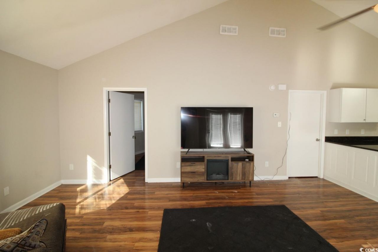 512 Tree Top Ln. Photo 7