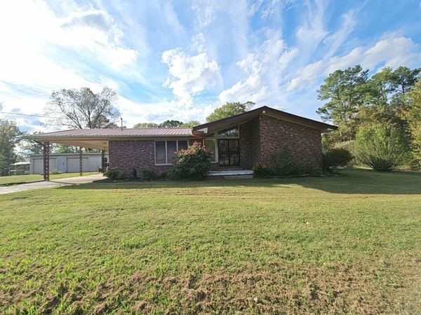 2122 Old Decaturville Rd, Parsons, TN 38363