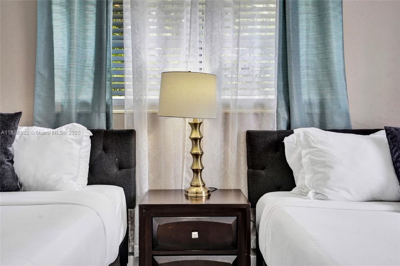 1124 NE 6th St, Hallandale Beach, FL 33009 Photo