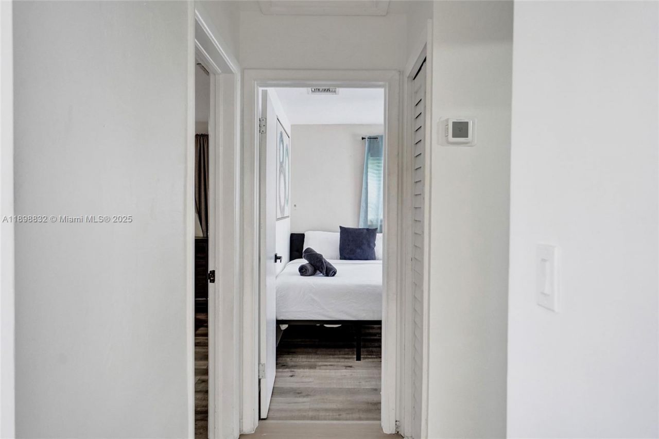 1124 NE 6th St, Hallandale Beach, FL 33009 Photo