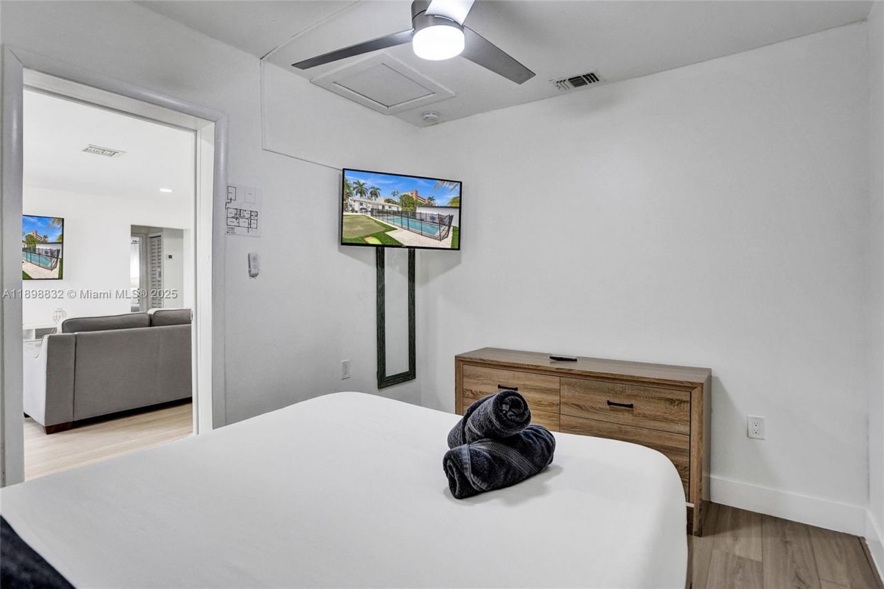 1124 NE 6th St, Hallandale Beach, FL 33009 Photo