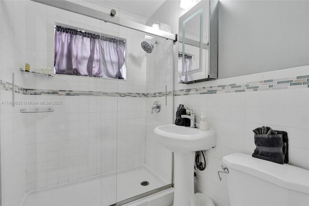 1124 NE 6th St, Hallandale Beach, FL 33009 Photo