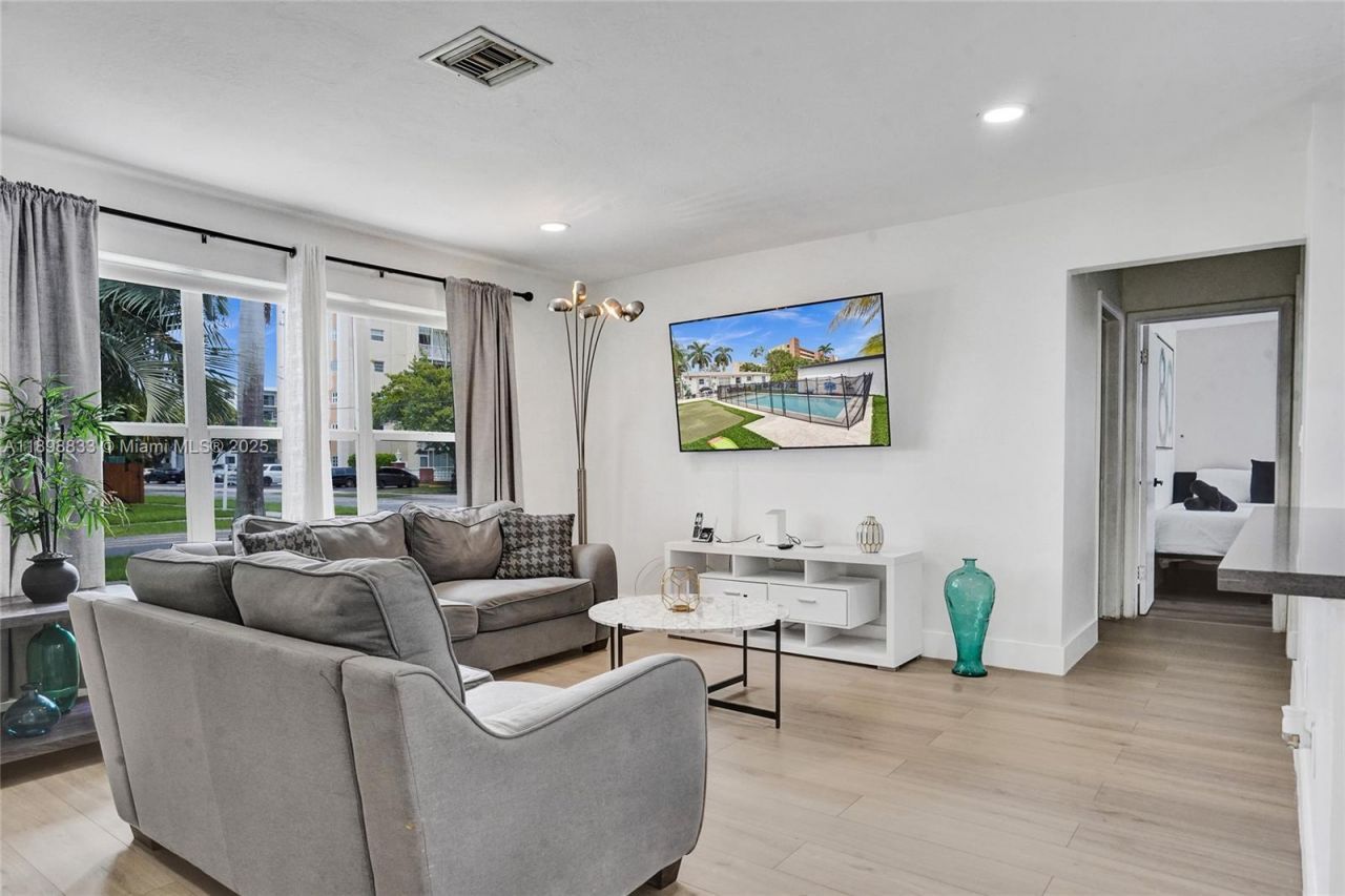 1124 NE 6th St, Hallandale Beach, FL 33009 Photo