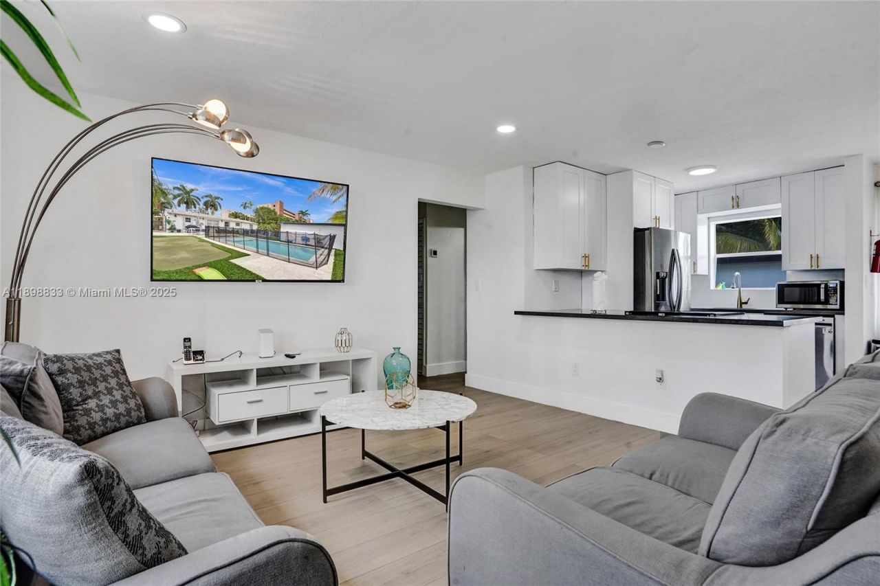 1124 NE 6th St, Hallandale Beach, FL 33009 Photo