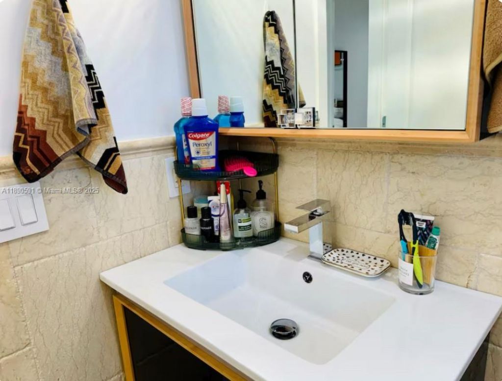 9240 Byron Ave, Surfside, FL 33154 Photo