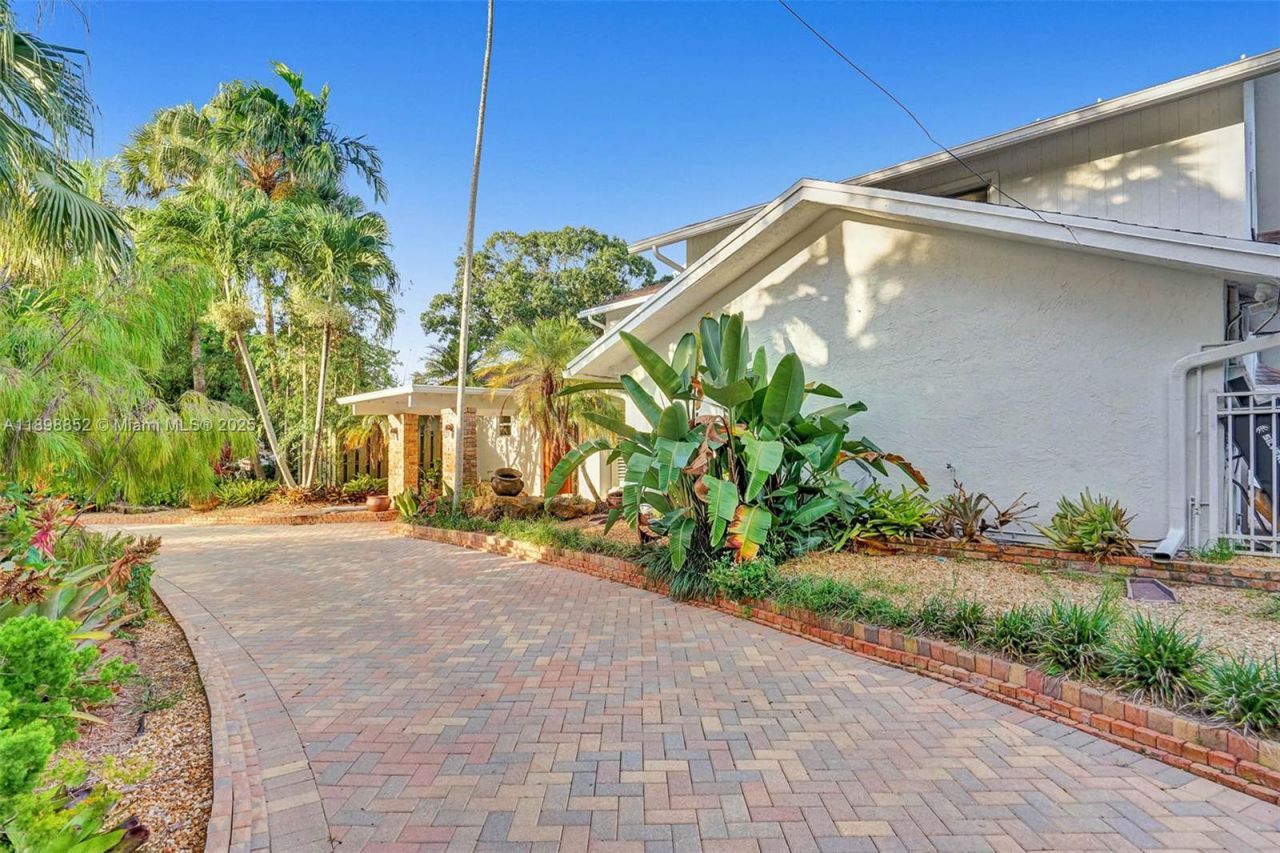 2120 SW 28th Way, Fort Lauderdale, FL 33312 Photo