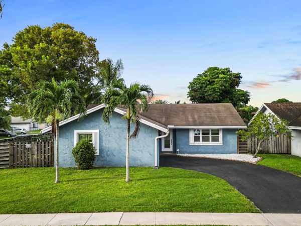 7527 SW 7th Street, North Lauderdale, FL 33068