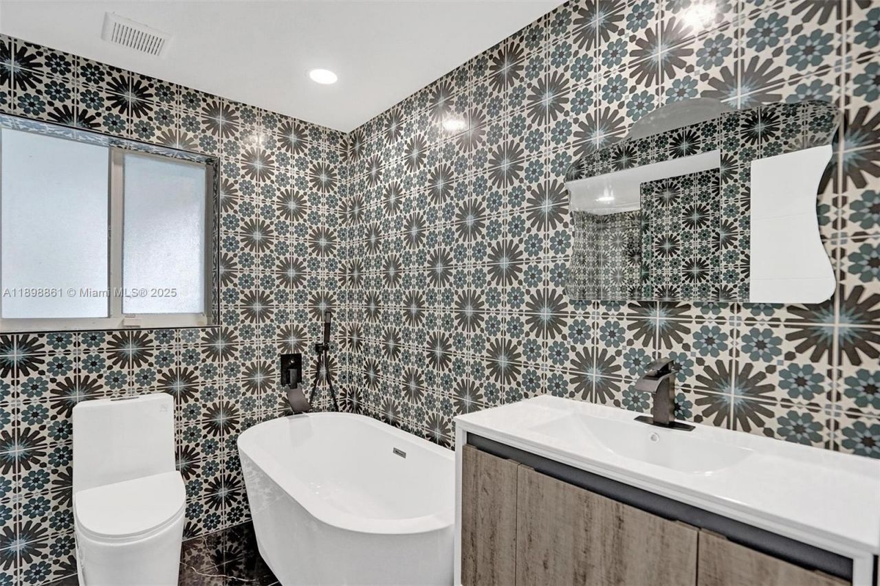 725 Harrison St, Hollywood, FL 33019 Photo