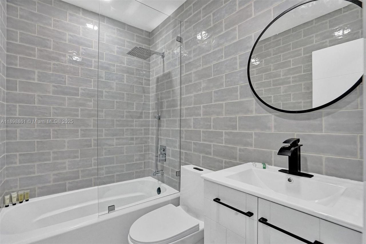 725 Harrison St, Hollywood, FL 33019 Photo