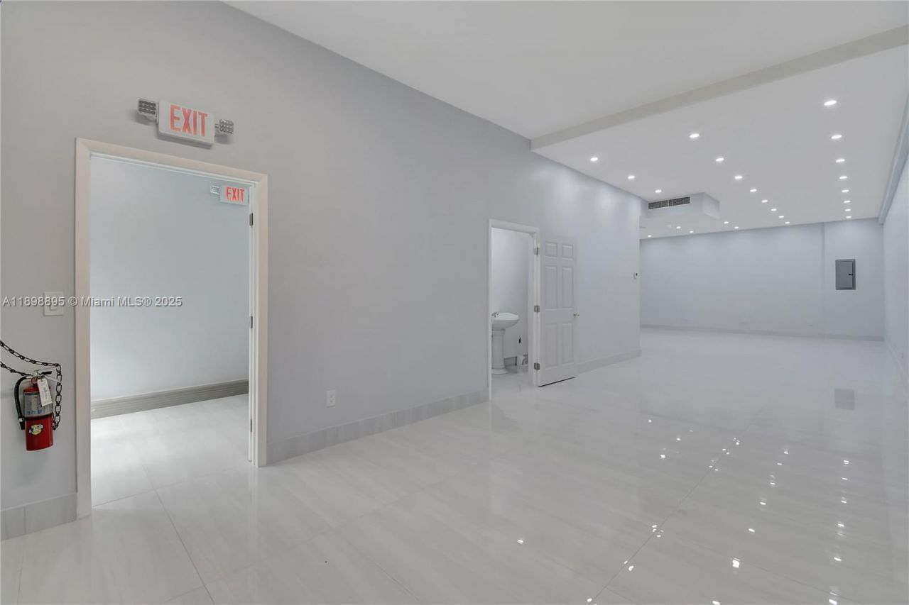 20129 NE 16th Pl, Miami, FL 33179 Photo