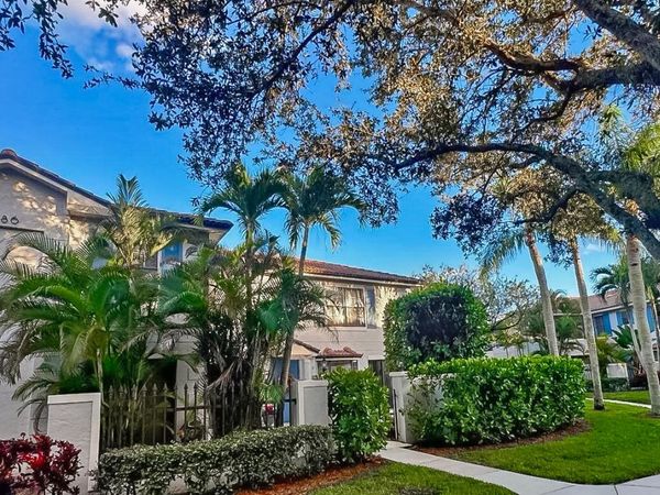 386 Prestwick Circle, Unit 3, Palm Beach Gardens, FL 33418