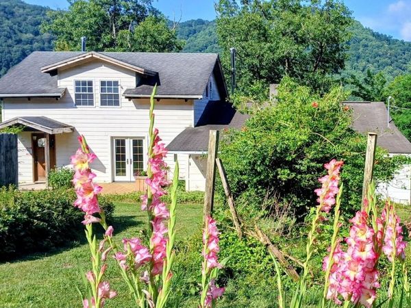 23 Pine Ln, Hinton, WV 25951