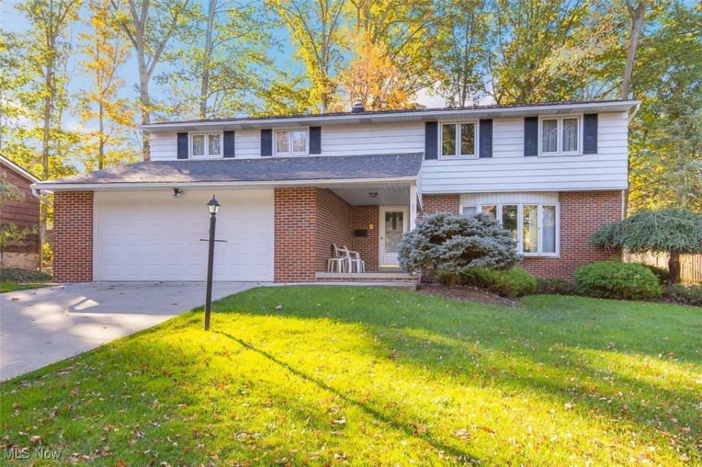 8501 Pin Oak Drive, Parma, OH 44130 Main Photo