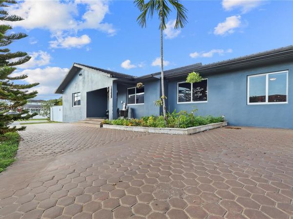 9795 NW 27th Ter, Doral, FL 33172