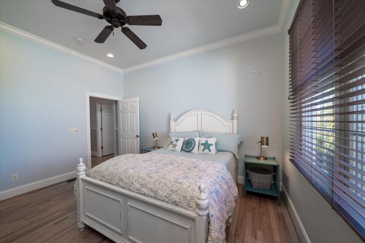 2403 Point Street Photo 40