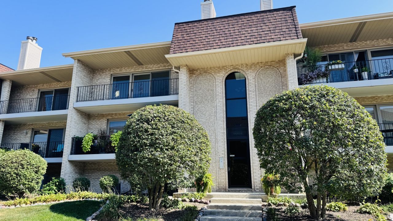 9004 Del Prado Drive, Unit 2N, Palos Hills, IL 60465 Main Photo