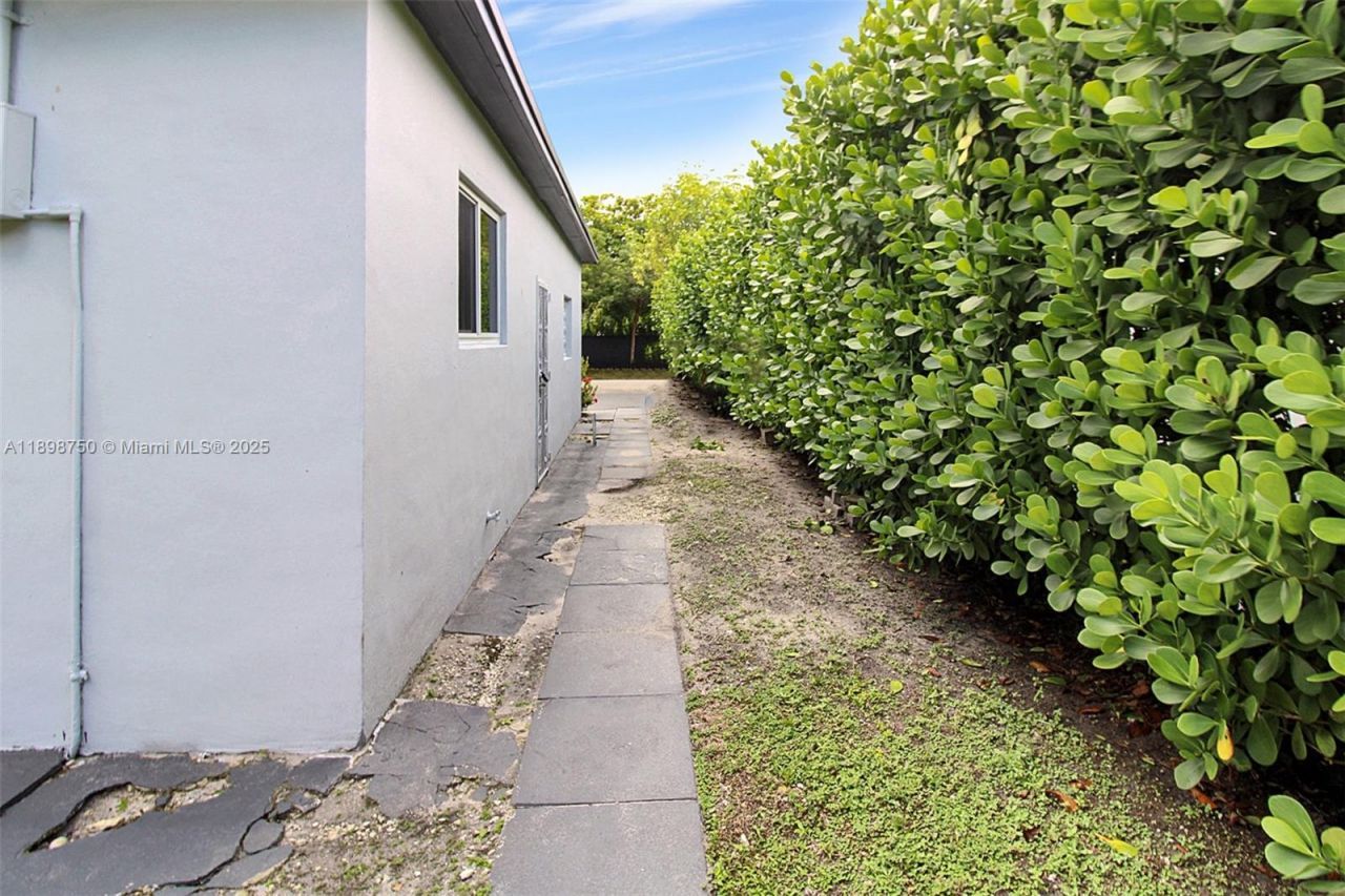 231 NE 43rd St, Miami, FL 33137 Photo