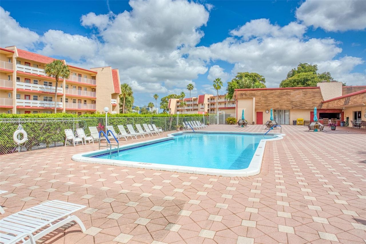 1005 Country Club Dr, Unit 408, Margate, FL 33063 Photo