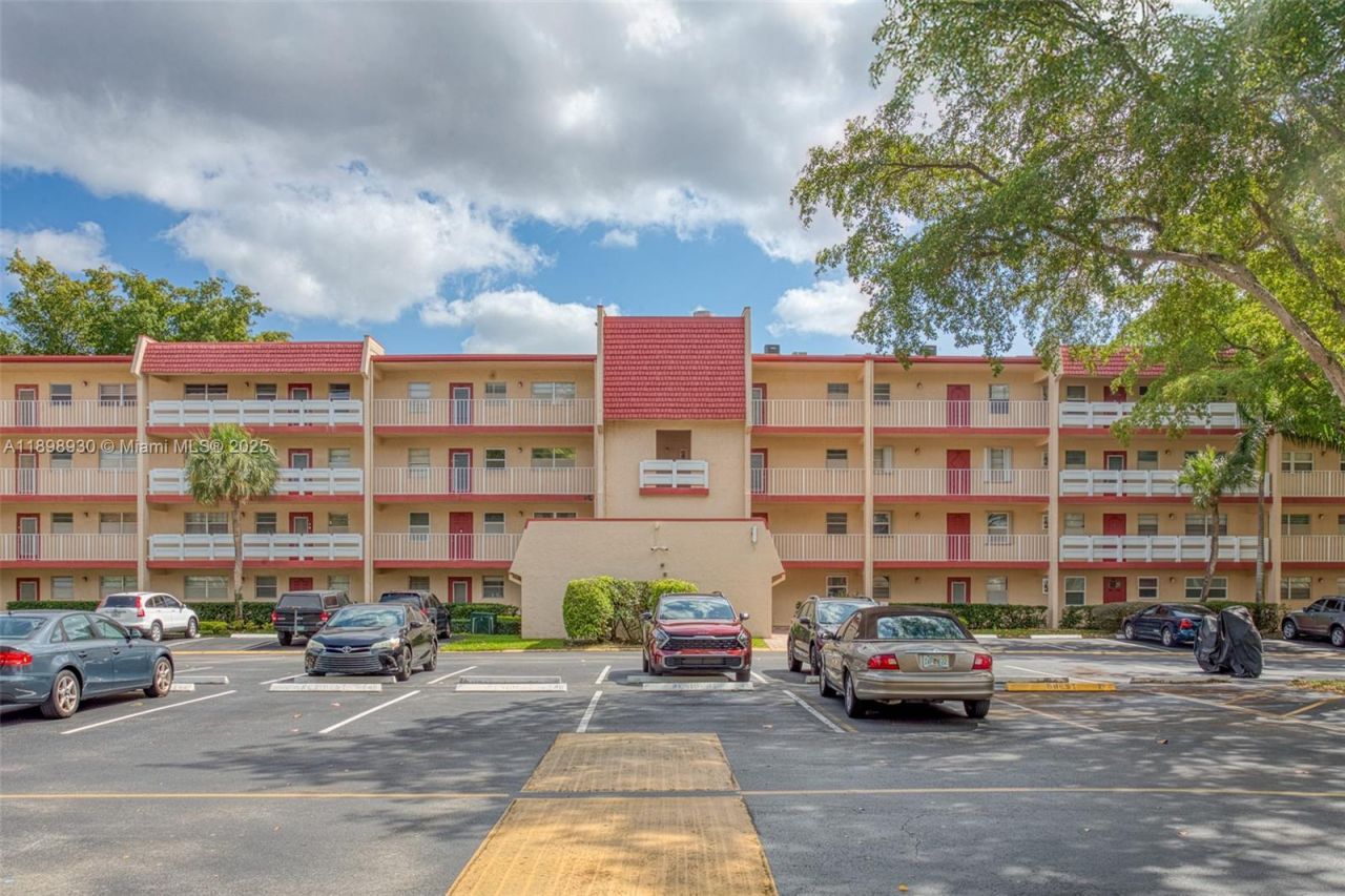 1005 Country Club Dr, Unit 408, Margate, FL 33063 Photo