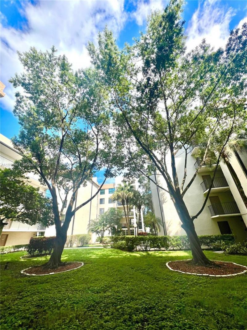 6190 Woodlands Blvd, Unit 517, Tamarac, FL 33319 Photo