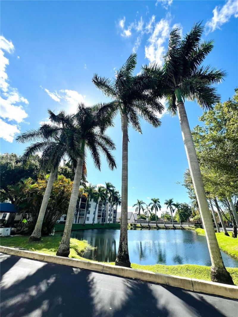 6190 Woodlands Blvd, Unit 517, Tamarac, FL 33319 Photo