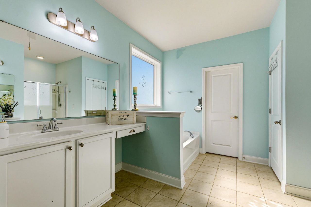 242 Hyacinth Loop Photo 17