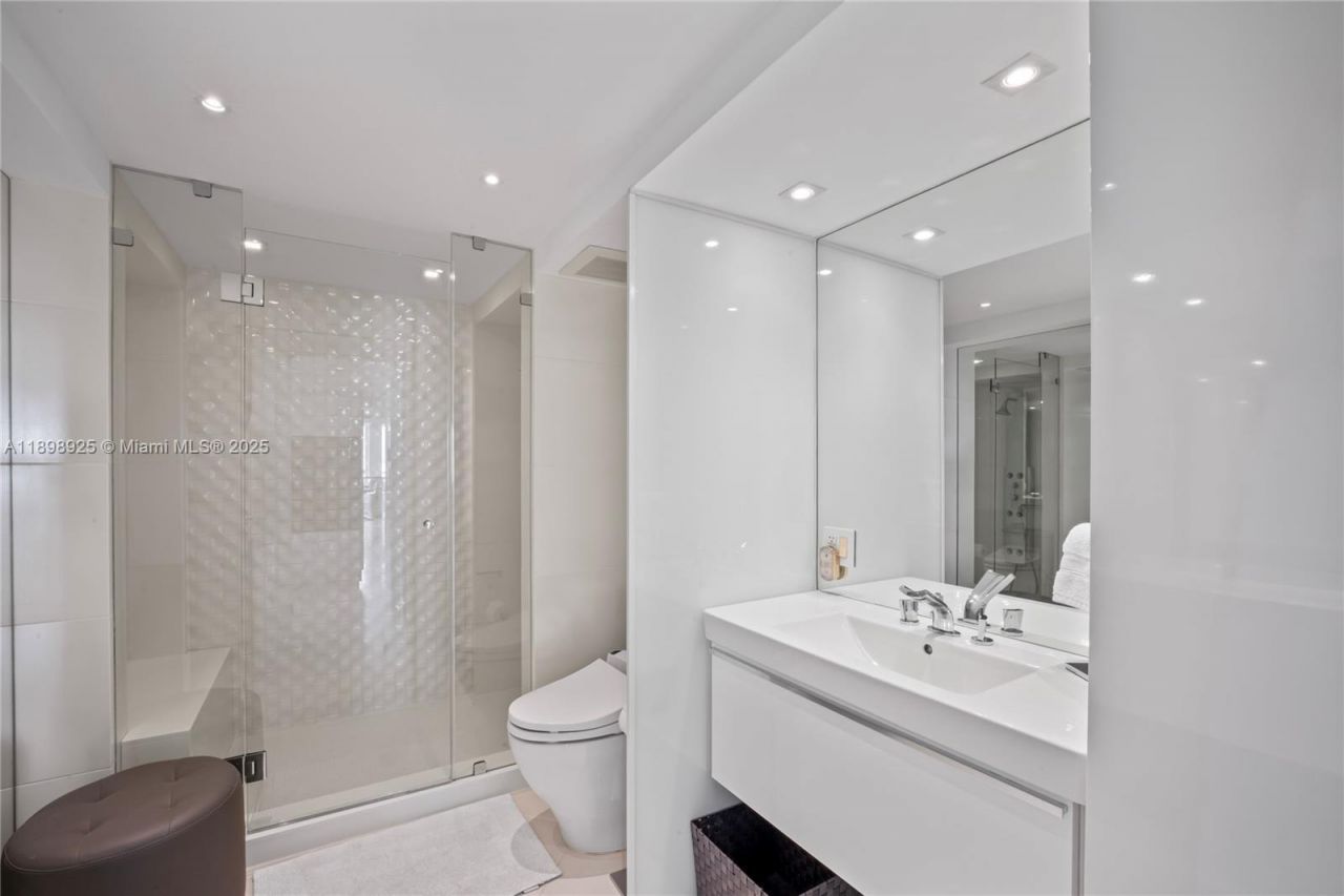 400 S Pointe Dr, Unit 910, Miami Beach, FL 33139 Photo