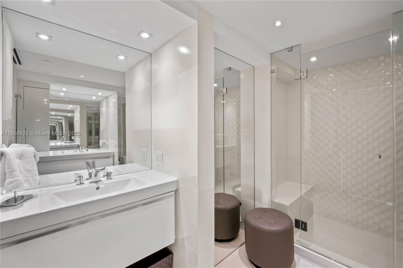 400 S Pointe Dr, Unit 910, Miami Beach, FL 33139 Photo