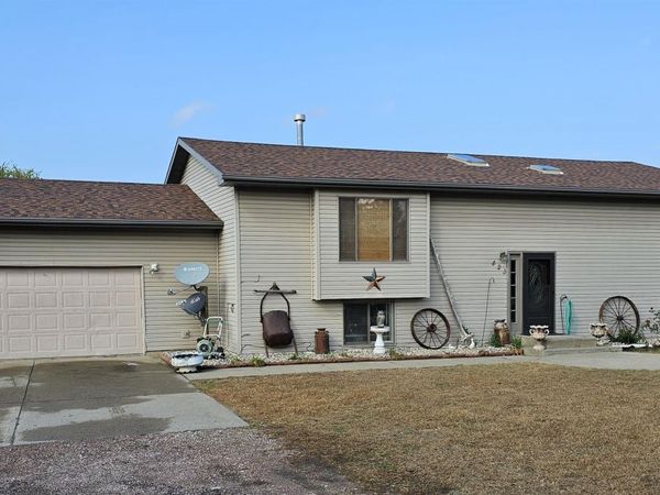 423 Golf Road, South Sioux City, NE 68776
