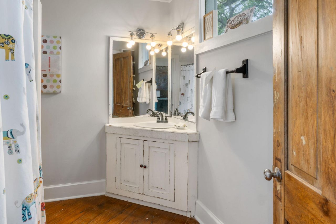 725 King Street Photo 26