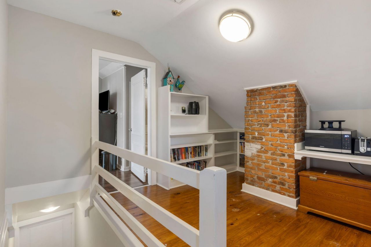 725 King Street Photo 30