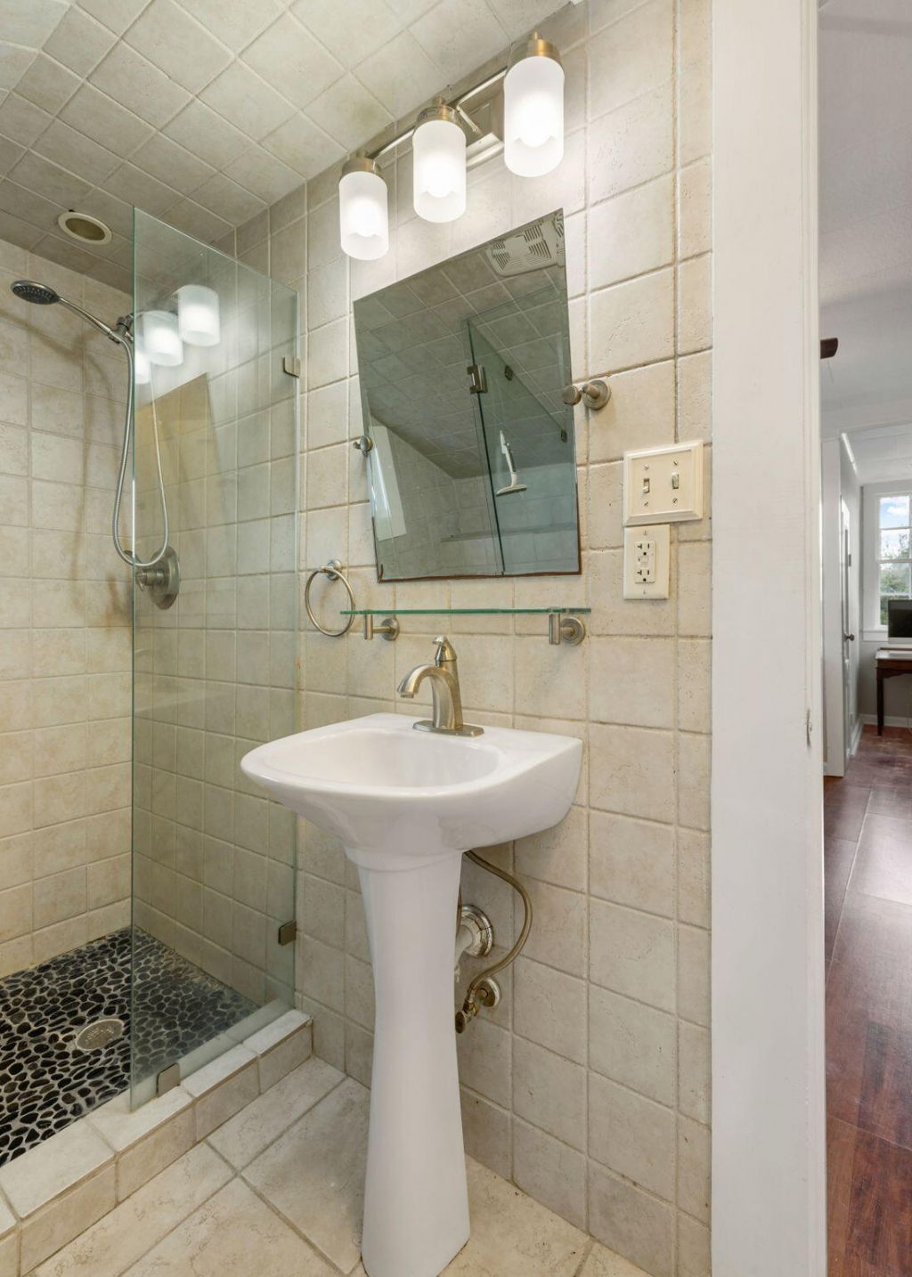 725 King Street Photo 38