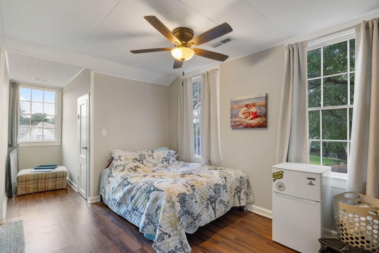 725 King Street Photo 39