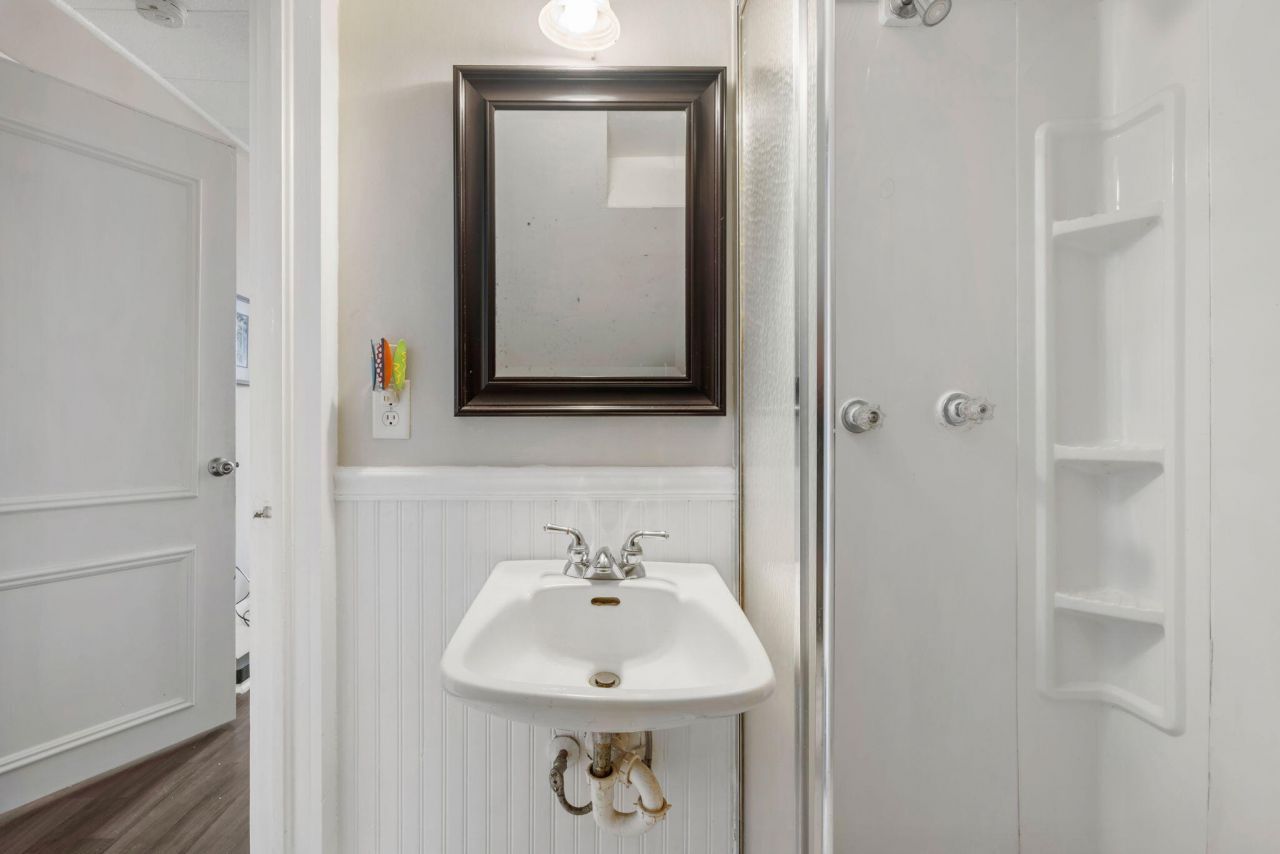 725 King Street Photo 40