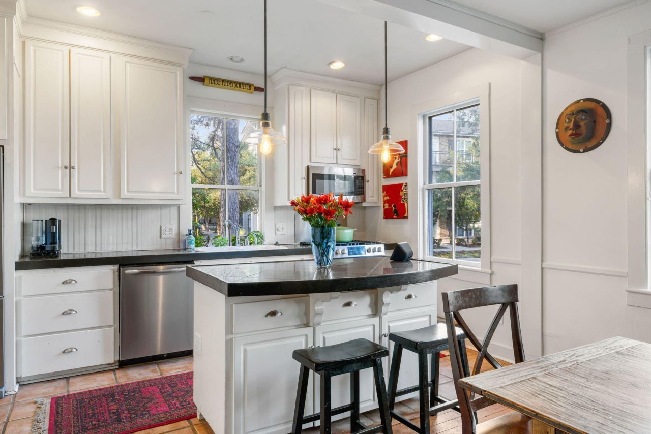 725 King Street Photo 6