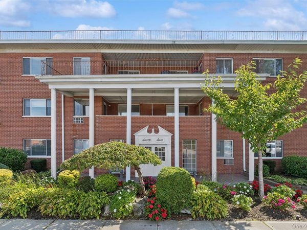 77 S Park Avenue, Unit B2, Rockville Centre, NY 11570